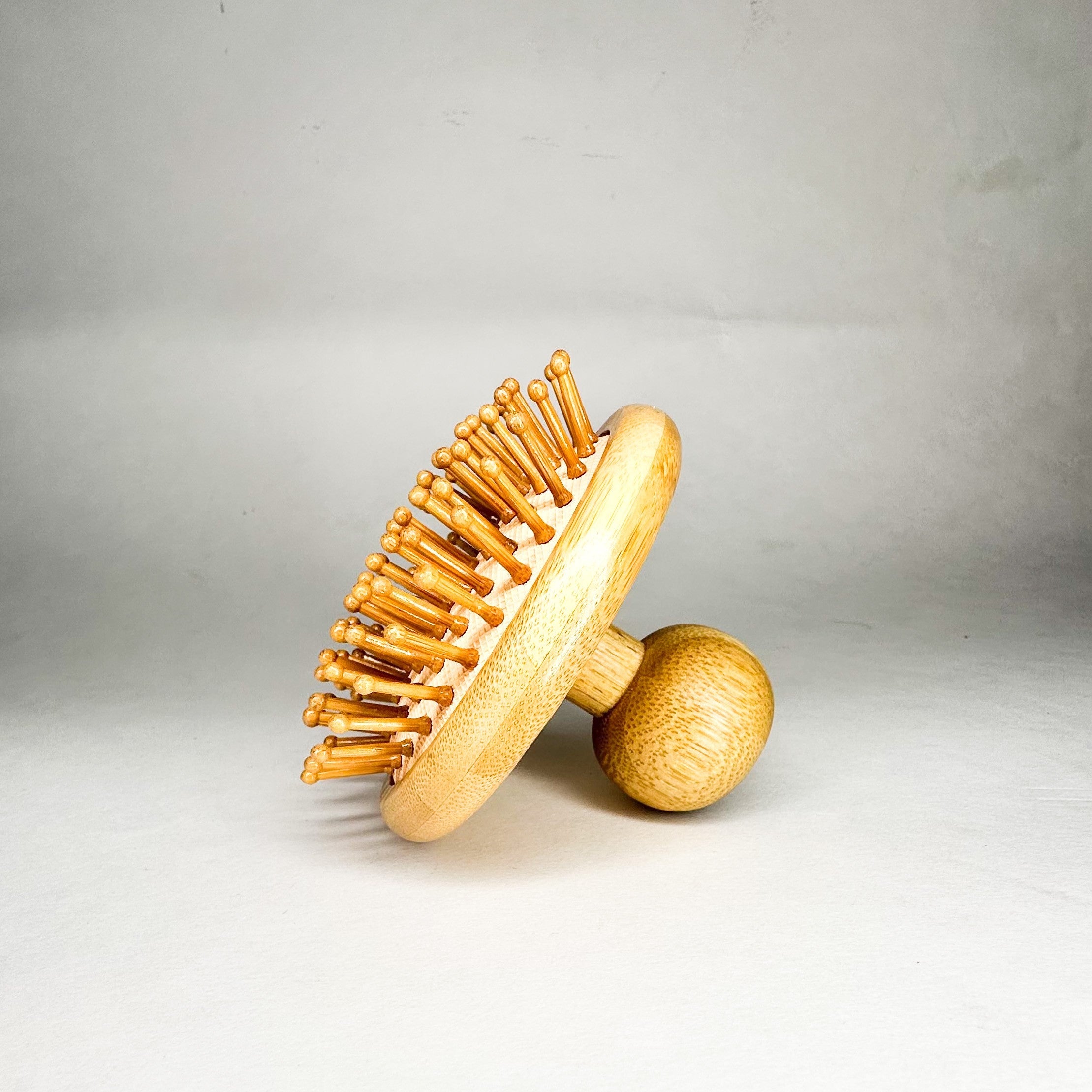Eco-Friendly Scalp Massager - Sustainable Natural Wood Design